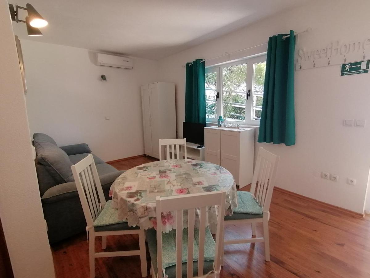 Apartmani Mares - 20 M From The Beach เบรลา ภายนอก รูปภาพ
